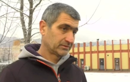 Мъжът на починалата 44 годишна жена пред Спешното отделение във Враца